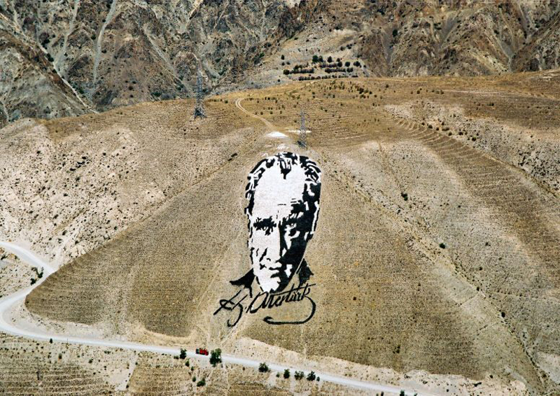 Illustration for article titled The Coolest and Weirdest Artworks That Are Visible from Space